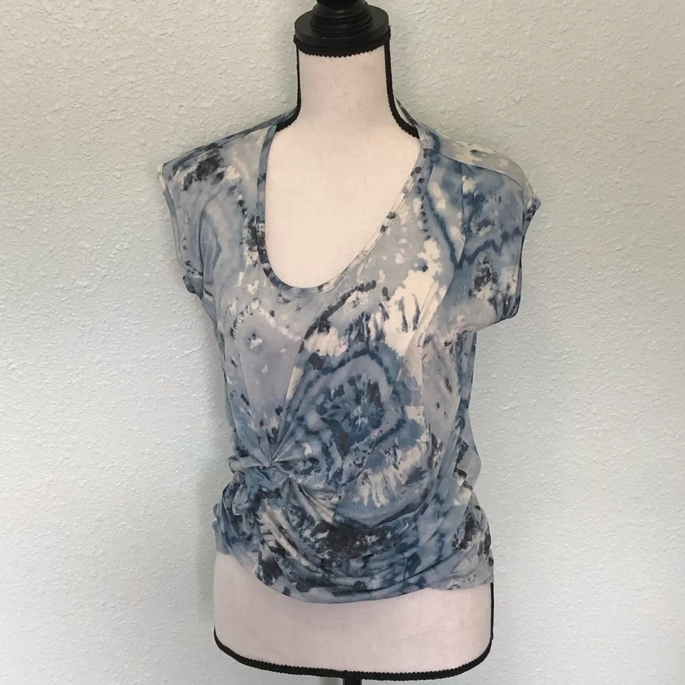 💜💜 CAbi XS Women’s Knotted Front Tee 👚 Shirt